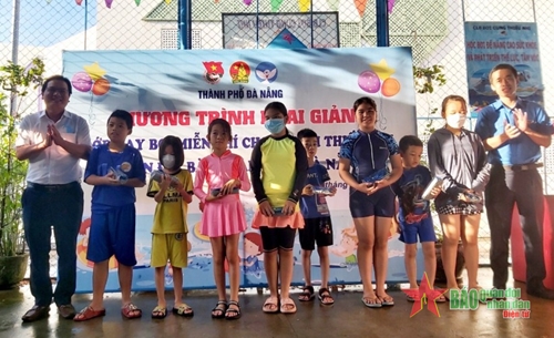 Đà Nẵng: Dạy bơi miễn phí cho trẻ có hoàn cảnh khó khăn